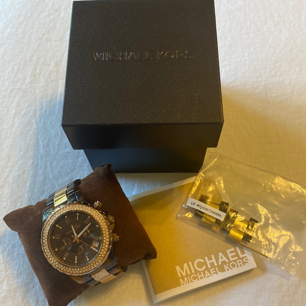 Michael Kors MK5416 preowned, gently worn, includes links and box